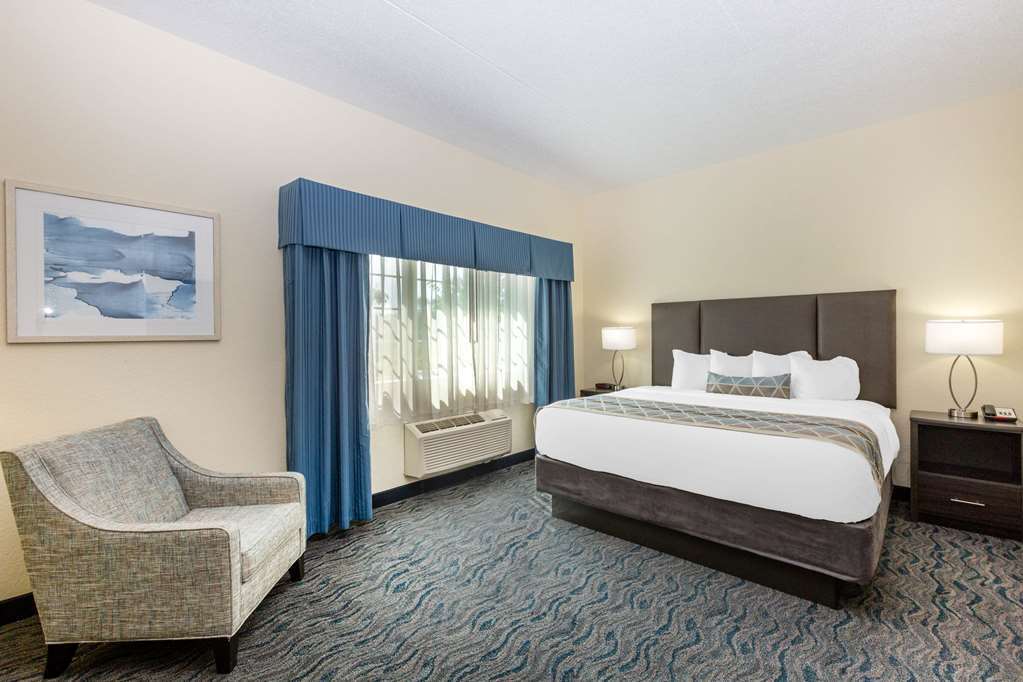 Baymont By Wyndham Des Moines Airport Hotel Room photo